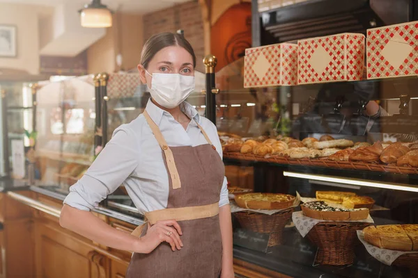 Female Baker Wearing Medical Face Mask Working Her Bakery Store — Stock Photo, Image