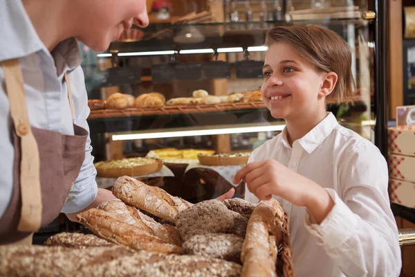 Heureux Jeune Garçon Cueillette Pain Boulangerie Panier Tient — Photo