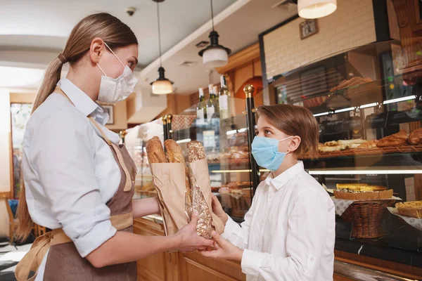 Female Baker Her Young Customer Wearing Medical Face Masks Coronavitus — Stock Photo, Image