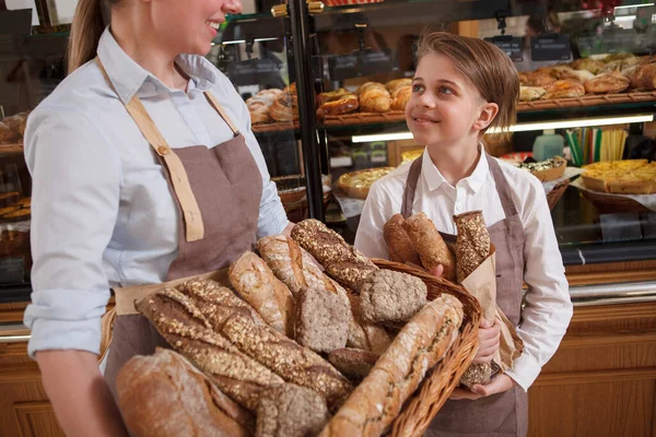Обрезанный Снимок Молодого Милого Мальчика Помогающего Своей Маме Продавать Хлеб — стоковое фото
