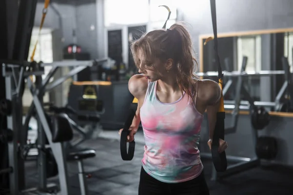 Atleta Feminina Exercitando Com Treinador Trx Ginásio Espaço Cópia — Fotografia de Stock