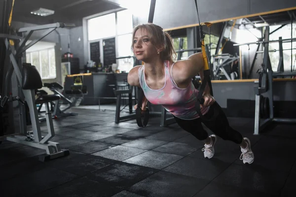 Atletische Vrouw Doen Borst Pers Oefening Trx Systeem Trainer Kopiëren — Stockfoto