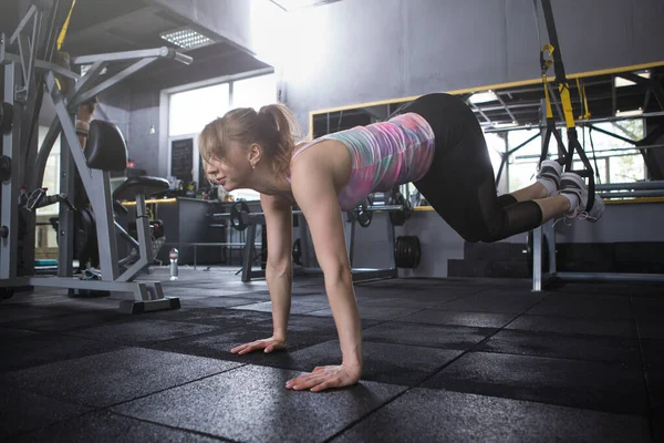 Atletik Kadın Trx Sistem Eğitmeni Üzerinde Kalas Egzersizi Yapıyor — Stok fotoğraf