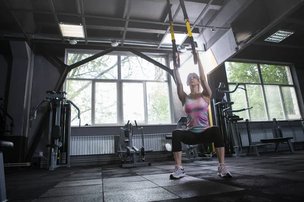 Baixo Ângulo Tiro Atleta Feminino Fazendo Agachamentos Com Treinador Trx — Fotografia de Stock