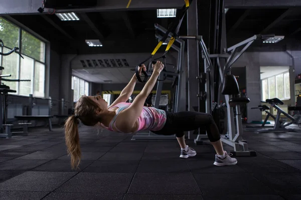 Atleta Feminina Ding Exercício Baixa Fileira Treinador Trx Ginásio — Fotografia de Stock