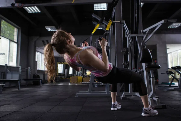 Atlético Mulher Fazendo Trx Treino Treinador Ginásio — Fotografia de Stock