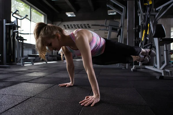 Spor Salonundaki Spor Eğitmeniyle Karın Kası Egzersizi Yapan Sporcu Kadın — Stok fotoğraf