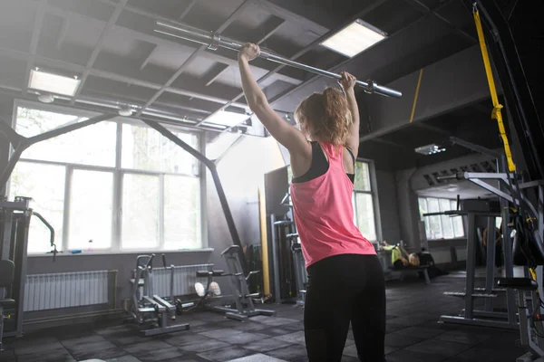 Visão Traseira Tiro Atleta Feminino Irreconhecível Levantando Barbell Fazendo Push — Fotografia de Stock