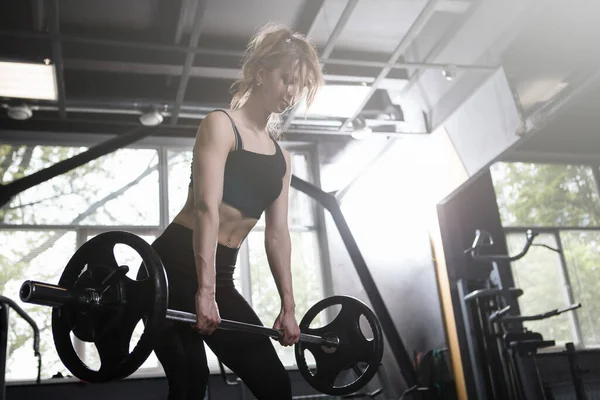 Sportvrouw Tilt Gewichten Functionele Trainingsstudio — Stockfoto