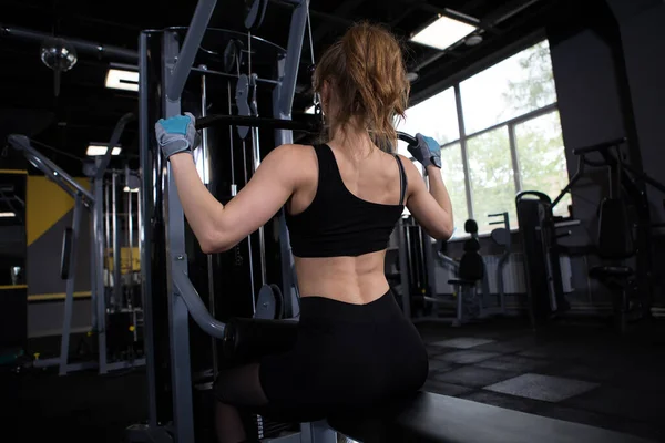 Desportista Irreconhecível Trabalhando Máquina Ginásio Lat Pull — Fotografia de Stock