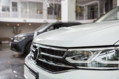 Araba galerisinde satışta olan yeni otomobili kapatın.