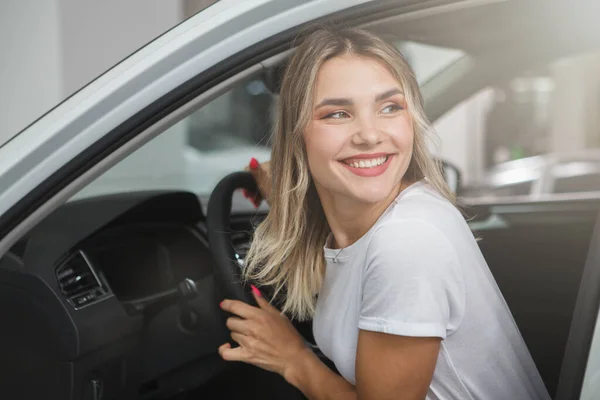 Preciosa Mujer Feliz Conductor Sonriendo Sentado Auto — Foto de Stock