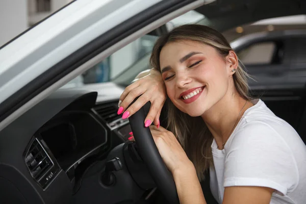 Piękna Szczęśliwa Kobieta Uśmiechnięta Zamkniętymi Oczami Siedząca Swoim Nowym Samochodzie — Zdjęcie stockowe