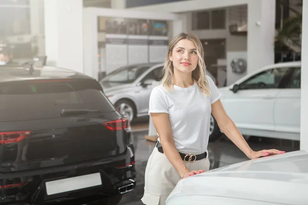 Mulher Nova Que Escolhe Automóvel Novo Para Comprar Concessionária Carro — Fotografia de Stock