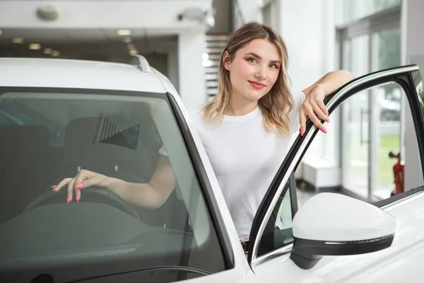 Hermosa Mujer Posando Con Coche Recién Comprado — Foto de Stock