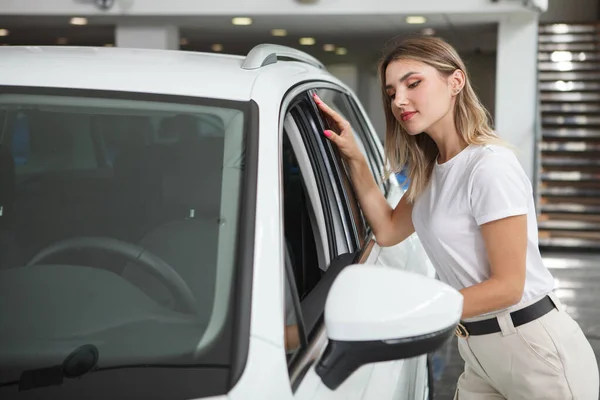 Cliente Femenino Atractivo Que Mira Dentro Del Automóvil Nuevo Para — Foto de Stock