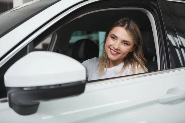 Joven Hermosa Mujer Conductora Mirando Espejo Lateral Sentado Coche — Foto de Stock