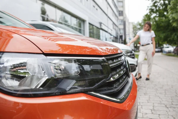 Selectieve Focus Een Auto Openlucht Parkeren Vrouw Onderzoekt Auto Koop — Stockfoto