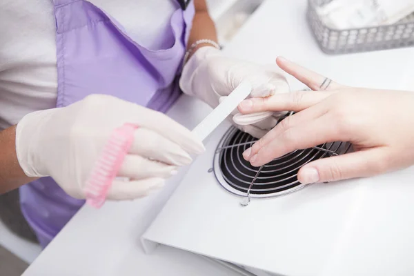 Recortado Cerca Manicura Limar Las Uñas Cliente —  Fotos de Stock