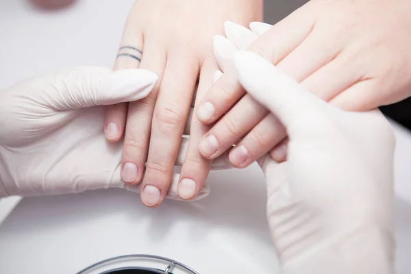 Primer Plano Manicura Examinando Las Uñas Del Cliente —  Fotos de Stock