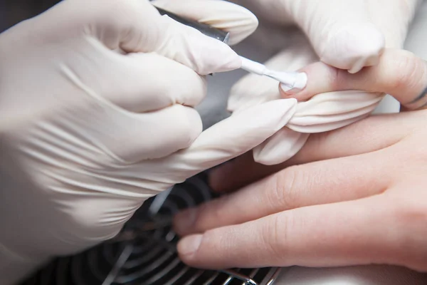 Recortado Primer Plano Manicura Aplicando Esmalte Uñas Blanco Las Uñas —  Fotos de Stock