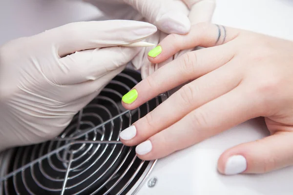 Recortado Cerca Manicurista Aplicando Esmalte Uñas Neón —  Fotos de Stock