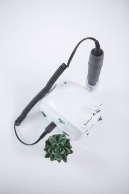 Beyaz masadaki tırnak törpüsü matkabının dikey görüntüsü