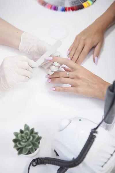 Tiro Vertical Mujer Irreconocible Consiguiendo Manicura Profesional Salón Belleza —  Fotos de Stock