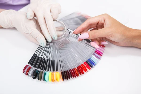 Recortado Cerca Cliente Que Elige Color Esmalte Uñas Paleta —  Fotos de Stock