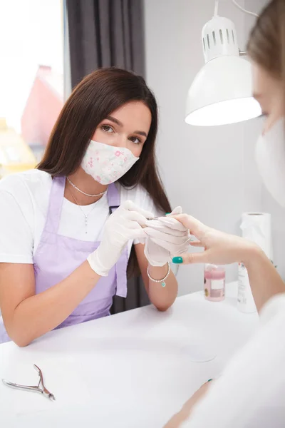 Ritratto Verticale Una Manicure Professionista Che Indossa Una Maschera Viso — Foto Stock