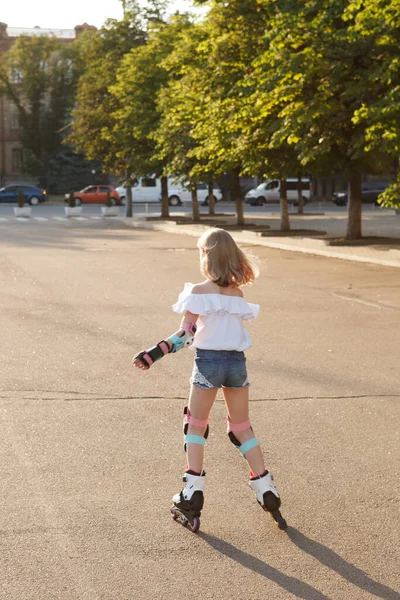 Vista Trasera Vertical Una Niña Patinando Ciudad —  Fotos de Stock