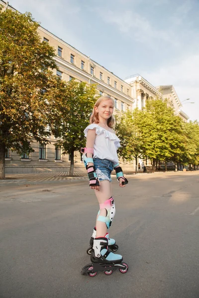 Vertikale Aufnahme Eines Fröhlichen Jungen Mädchens Beim Inlineskaten Sommer Voller — Stockfoto