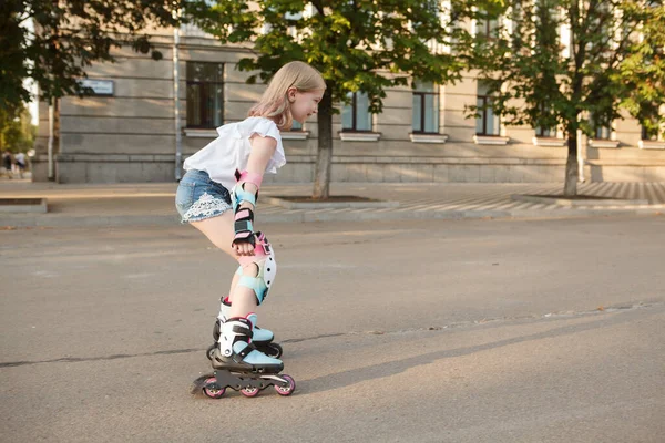 Ευτυχισμένο Νεαρό Κορίτσι Φορώντας Προστατευτικό Εξοπλισμό Rollerblading Στην Πόλη Αντιγραφή — Φωτογραφία Αρχείου