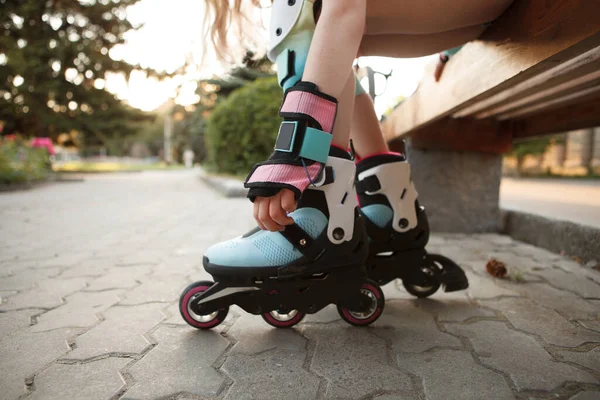 Cortada Una Joven Que Pone Patines Aire Libre Verano —  Fotos de Stock