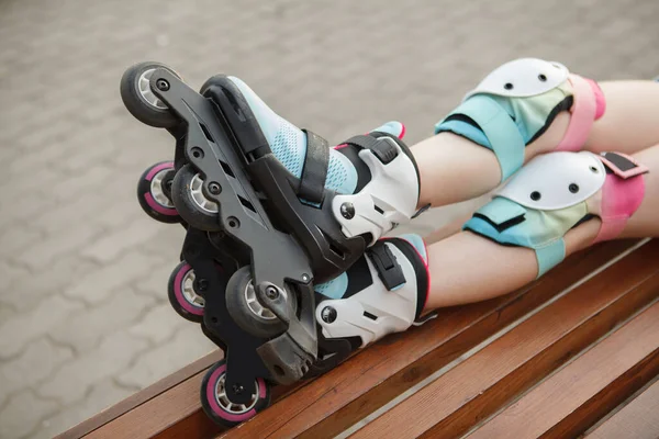 Gesneden Close Van Kleurrijke Rolschaatsen Kinderbenen — Stockfoto