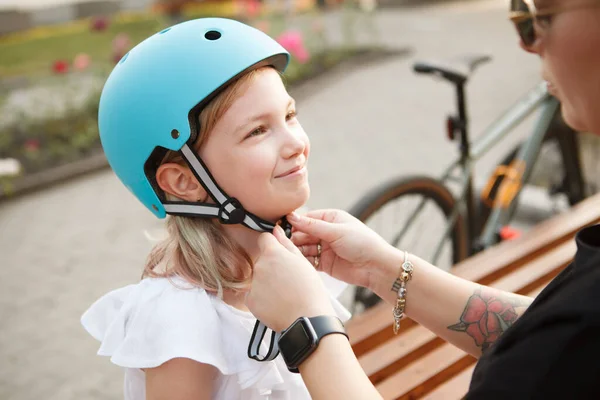 Madre Poniéndose Casco Hija Feliz Para Actividad Deportiva Aire Libre —  Fotos de Stock