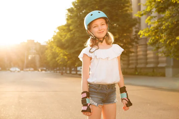 Preciosa Joven Feliz Sonriendo Cámara Usando Equipo Protección Patinaje Espacio —  Fotos de Stock