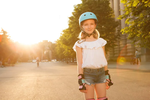 Adorable Joven Disfrutando Patinar Verano Usando Equipo Protección Espacio Para —  Fotos de Stock