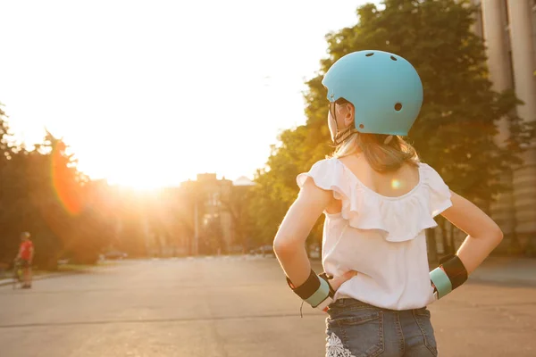 Vista Trasera Joven Patinadora Con Casco Mirando Hacia Otro Lado —  Fotos de Stock