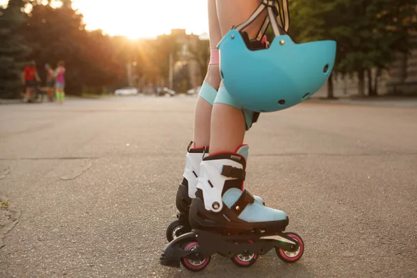 Onherkenbaar Meisje Met Een Beschermende Helm Tijdens Het Rolschaatsen — Stockfoto