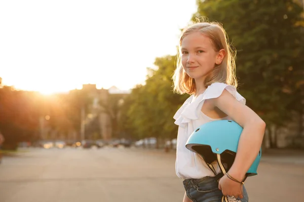 Encantadora Jovencita Feliz Sonriendo Cámara Sosteniendo Casco Protector Aire Libre — Foto de Stock