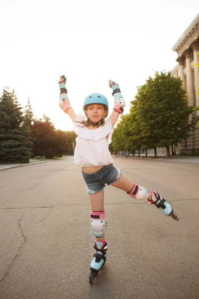 Tiro Vertical Longitud Completa Una Niña Pequeña Con Equipo Protección —  Fotos de Stock