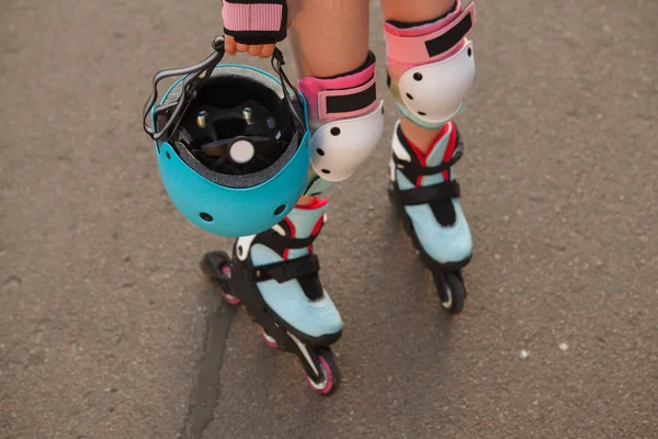 Plan Recadré Une Fille Roller Tenant Casque Bleu Tout Patinant — Photo