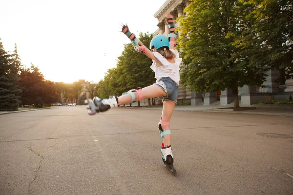 Achteraanzicht Shot Van Een Jong Meisje Dragen Rolschaatsen Beschermende Gear — Stockfoto