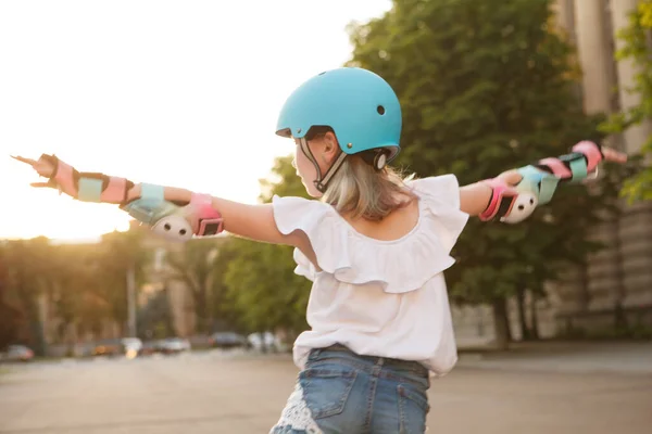 Vista Trasera Una Joven Con Casco Equipo Protección Patinaje Aire —  Fotos de Stock