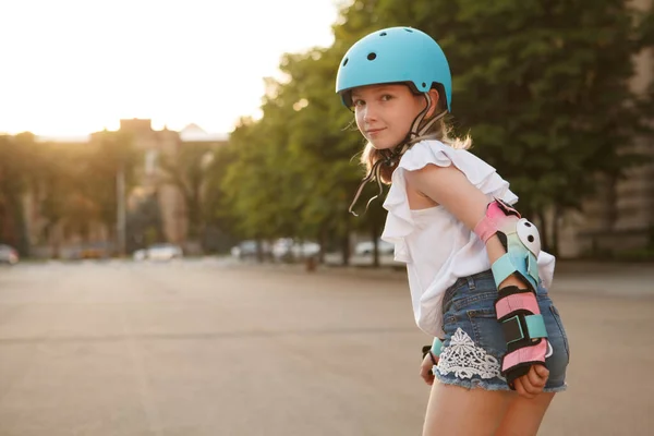 Jong Vrolijk Meisje Glimlachen Naar Camera Haar Schouder Terwijl Rolschaatsen — Stockfoto