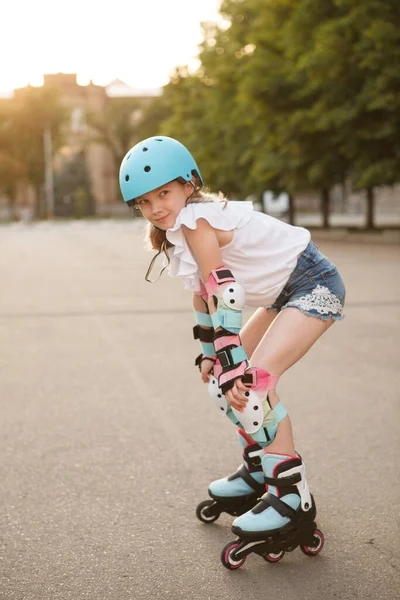 Tirador Vertical Longitud Completa Una Niña Alegre Patinaje Ciudad Verano —  Fotos de Stock