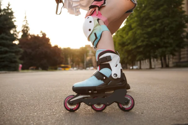 Περικοπή Κοντά Childs Rollerblades Στα Πόδια Ενός Κοριτσιού — Φωτογραφία Αρχείου
