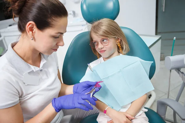 Kleines Mädchen Sieht Böse Aus Und Macht Lustiges Gesicht Zahnarztpraxis — Stockfoto