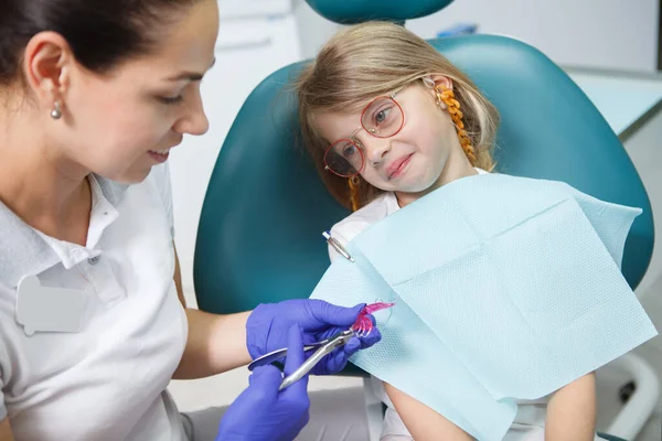 Little Cute Girl Patrząc Znudzony Zmęczony Podczas Gdy Jej Dentysta — Zdjęcie stockowe